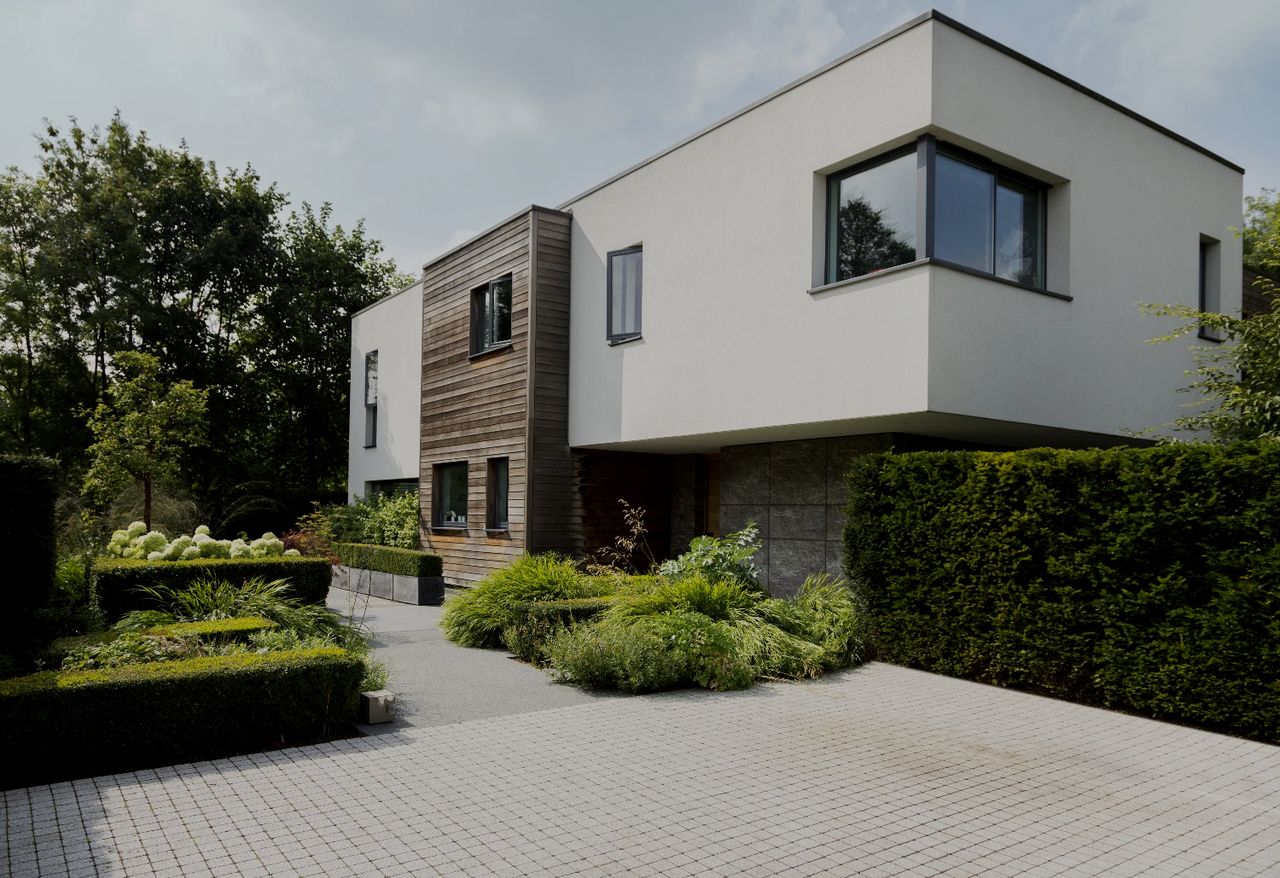 Facciata di una casa contemporanea con giardino