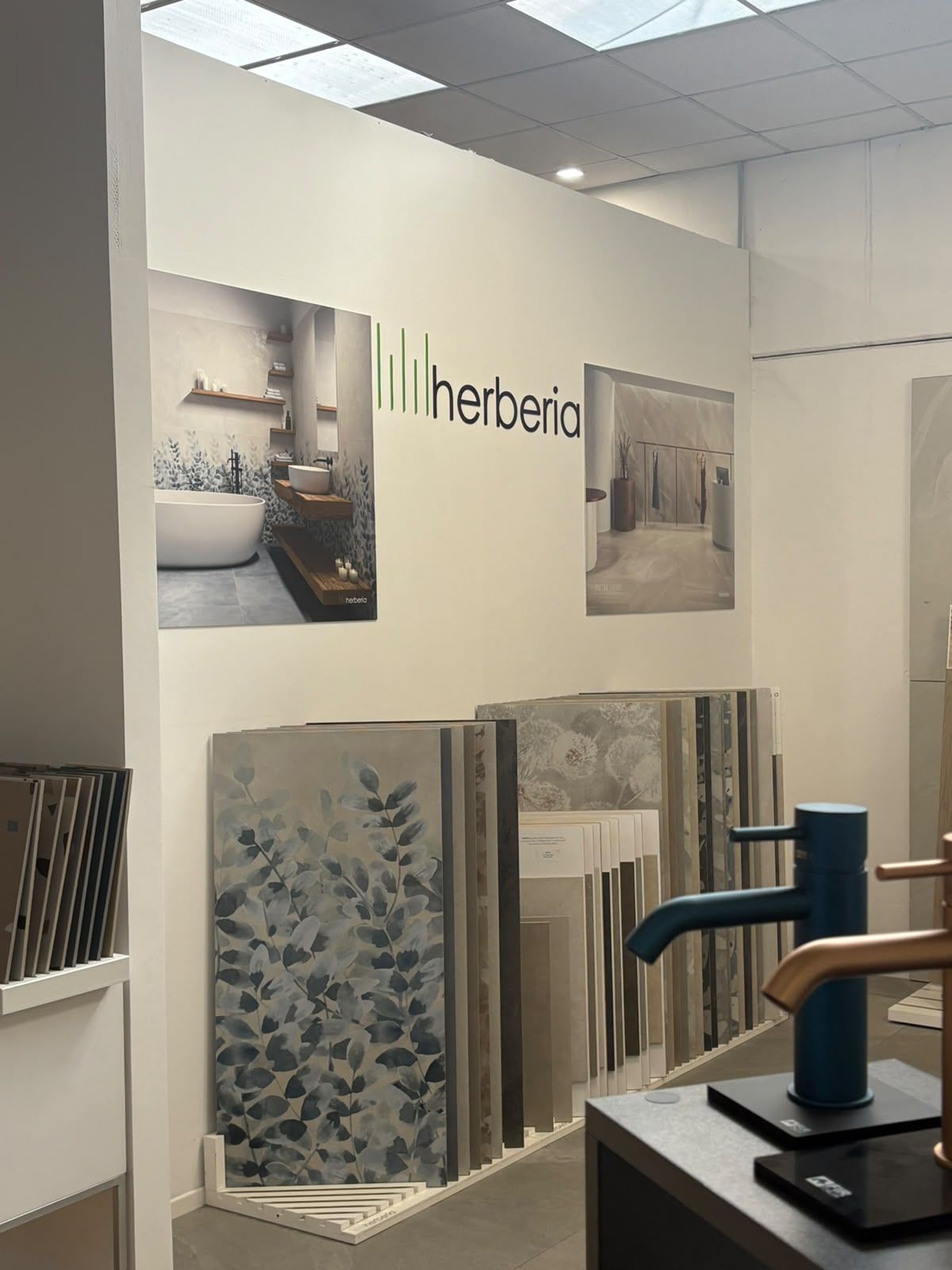 Esposizione di pavimenti e rivestimenti nello showroom