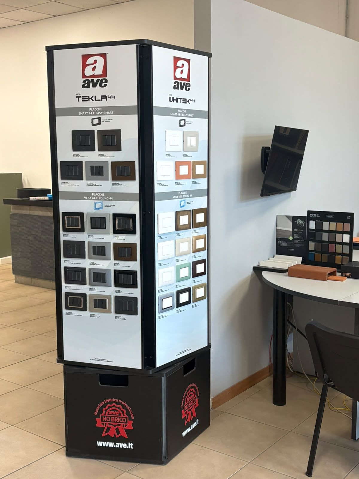 Esposizione di componenti per gli impianti nello showroom