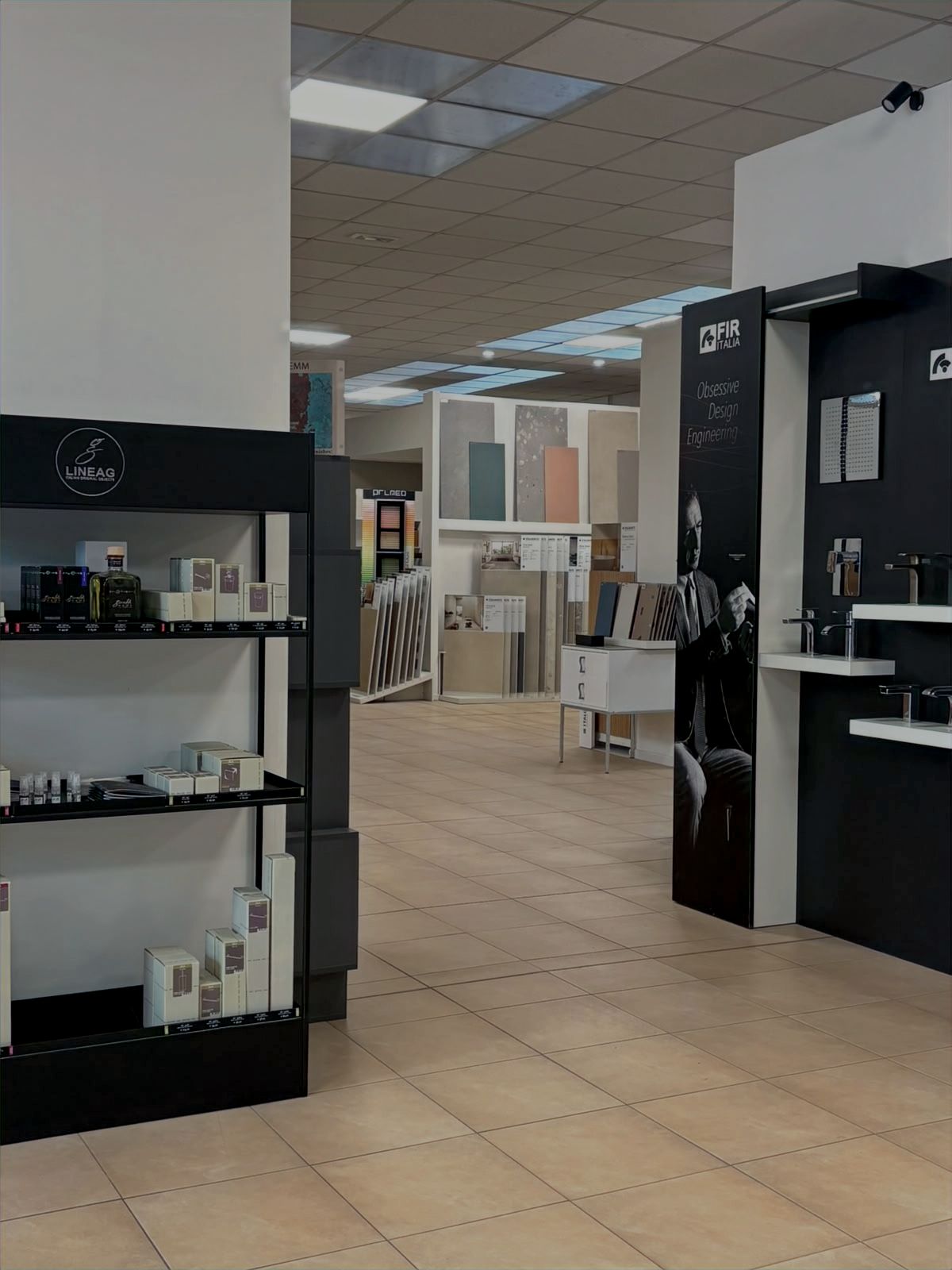 Allestimento bagno con campioni di rivestimenti e finiture